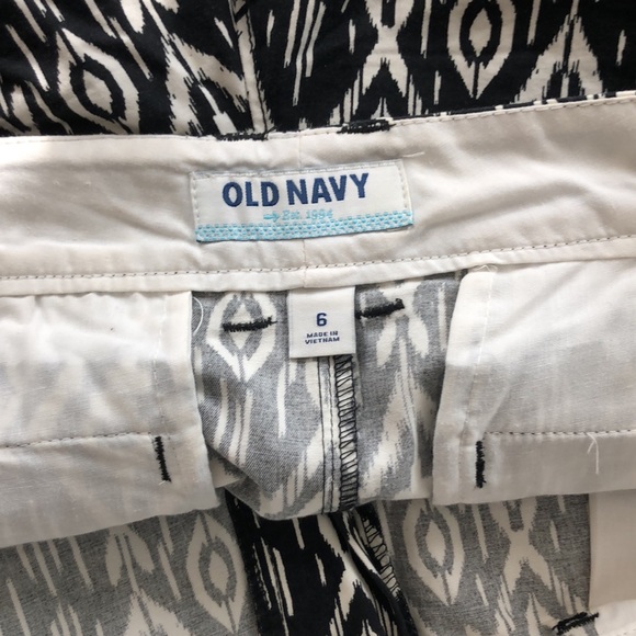 Old Navy Black and White Printed Chino Shorts - Picture 8 of 9